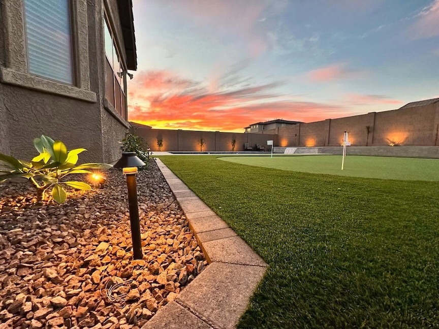 Synthetic Grass vs. Real Grass: Which is Better for Your Phoenix, Arizona Home?